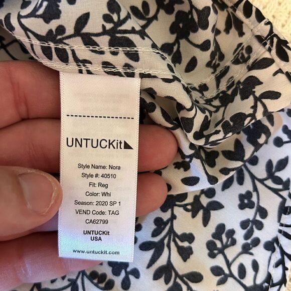 UnTuckit for her women’s black and white floral blouse size 6 BIN I - Picture 8 of 8